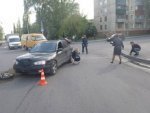 Сегодня около 19.05 в Курске на перекрестке улиц Заводская и Комарова столкнулись мотоцикл и легковой автомобиль