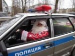 Инспекторы ГИБДД вышли на дороги в роли Деда Мороза