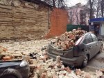 В Курске легковушка оказалась под завалом из кирпичей: на автомобиль рухнула стена аварийного дома