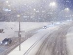 Последствия ночного снегопада в Курской области — в кювет угодила иномарка