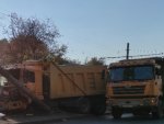 Последствия ДТП в Курске: самосвал и «Шевроле» снесли столб