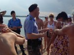 На нудисткий пляж, который находится на так называемом «Минском море» (водохранилище возле Минска) в очередной раз наведался омоновский патруль На нудисткий пляж, который находится на так называемом «Минском море» (водохранилище возле Минска) в очередной раз наведался омоновский патруль