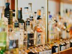 О том, что новый закон поставил под угрозу продажу в России импортного алкоголя