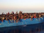 Кризис с мигрантами в Европе: более 500 человек спасены у итальянского острова